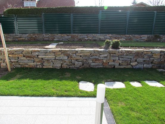 Natursteine für die Gartenmauer nahe Vöcklabruck
