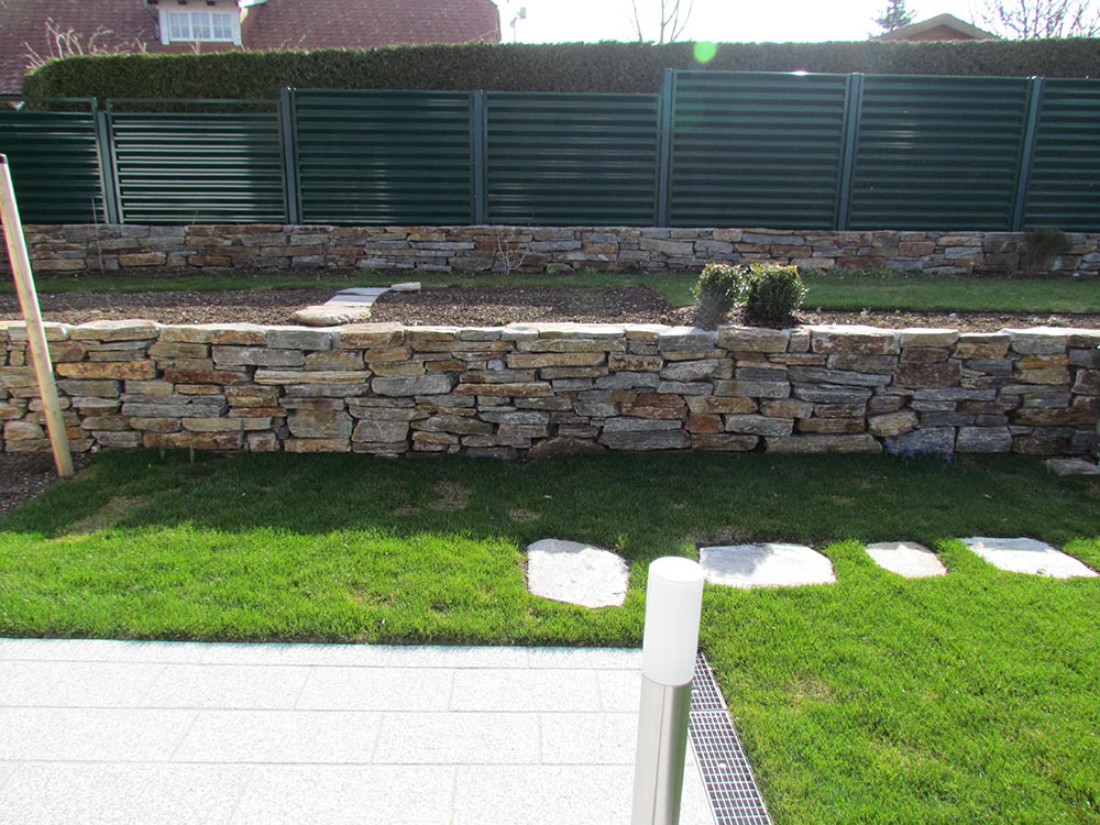 Natursteine für die Gartenmauer nahe Vöcklabruck